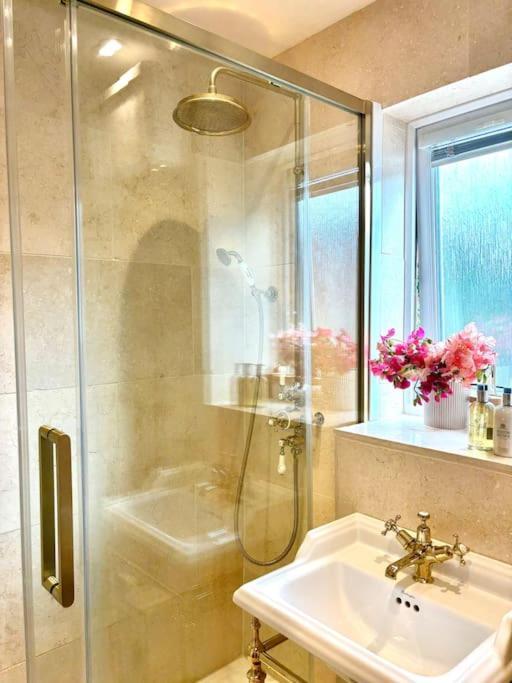 2 Bedroom House In Near Goodwood And Wittering Beaches Holiday home