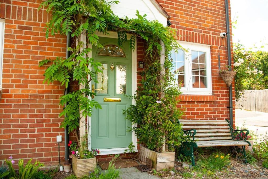 Holiday home 2 Bedroom House In Near Goodwood And Wittering Beaches *