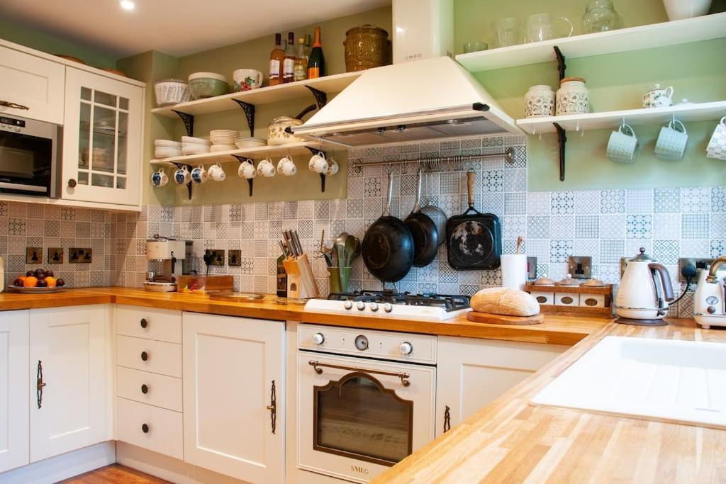 2 Bedroom House In Near Goodwood And Wittering Beaches Holiday home Chichester