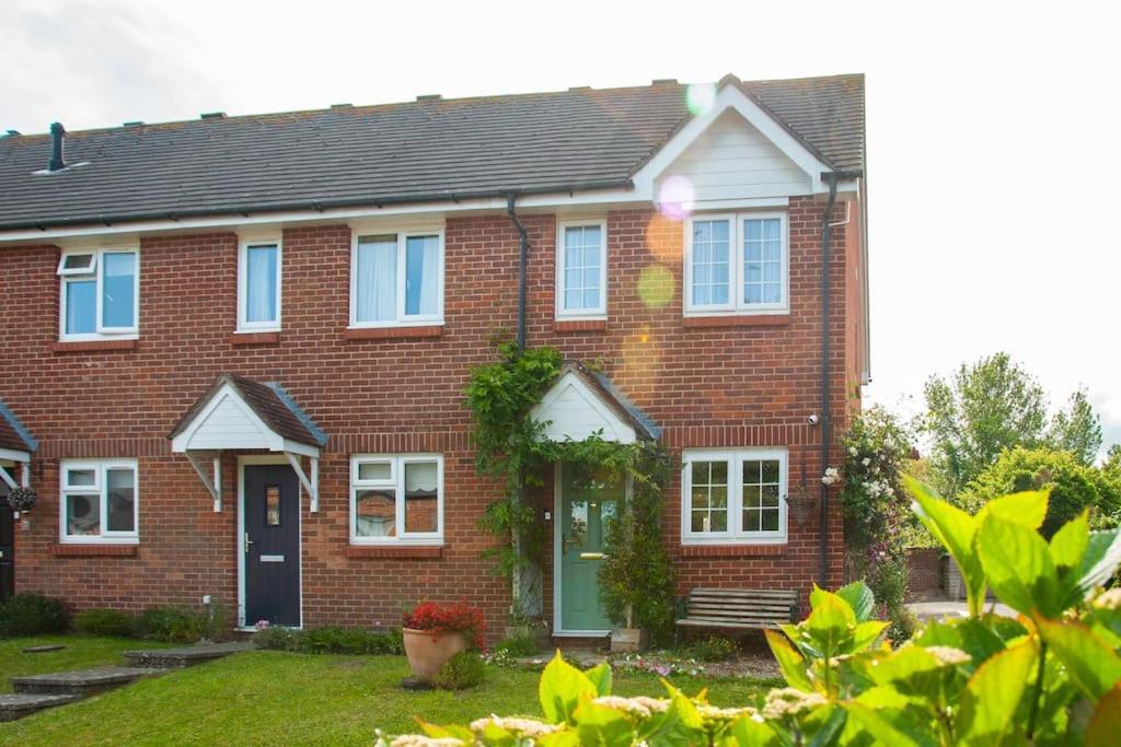 2 Bedroom House In Near Goodwood And Wittering Beaches