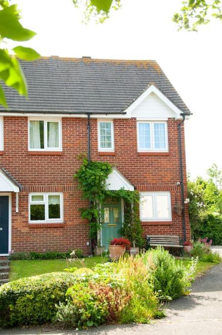 2 Bedroom House In Near Goodwood And Wittering Beaches * Chichester