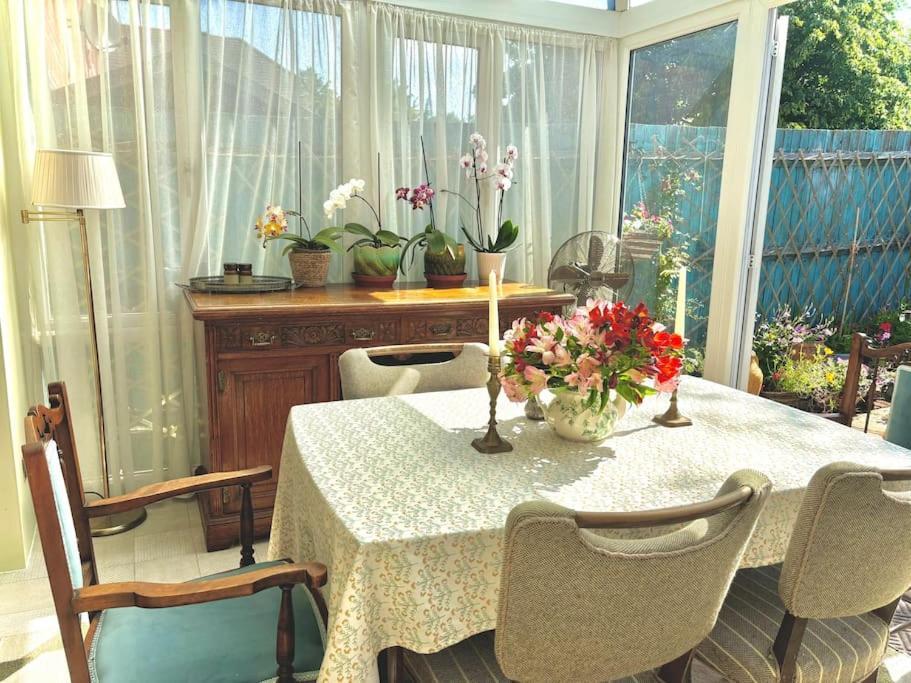 Holiday home 2 Bedroom House In Near Goodwood And Wittering Beaches *