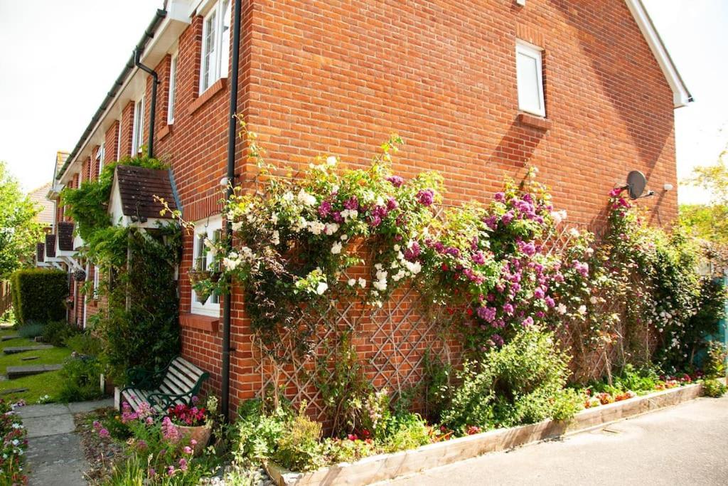 2 Bedroom House In Near Goodwood And Wittering Beaches * Chichester